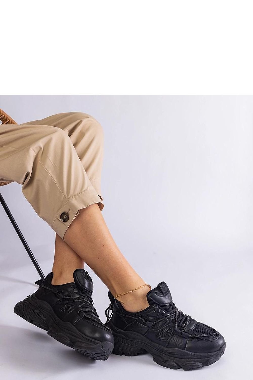 Ivett Sorte Sports Dame Sneakers til dame fra MS StyleHaven, laget av Viskose; polyester; Polyamid, med detaljer i synthetic; rubber, farge Svart, størrelse 36, med long ermer, hælhøyde low; flat; mid, skostørrelse 36; 37; 38; 39; 40; 41, perfekt til casual