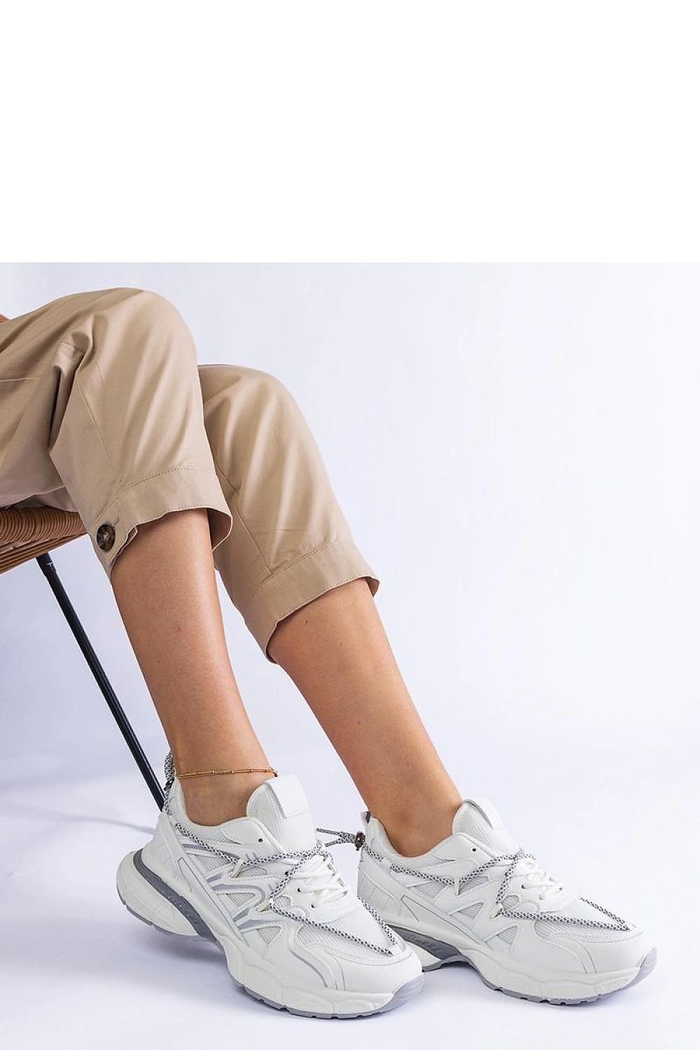 Colunga Hurtado Sølv Joggesko  til dame til dame fra MS StyleHaven, laget av Viskose; polyester; Polyamid, farge Hvit, størrelse 37, med long ermer, perfekt til casual
