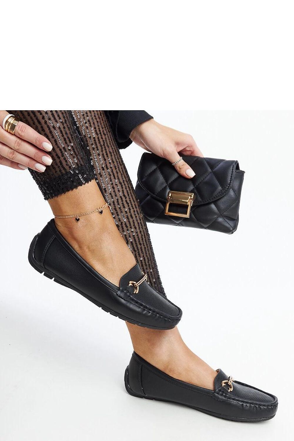 Oppdag vårt utvalg av stilfulle Svart Mokassin Solea til dame i ulike størrelser og kvalitetsmaterialer – perfekte til jobb, fritid og alle dager. Rask levering og gode priser hos MS Stylehaven. se mer!