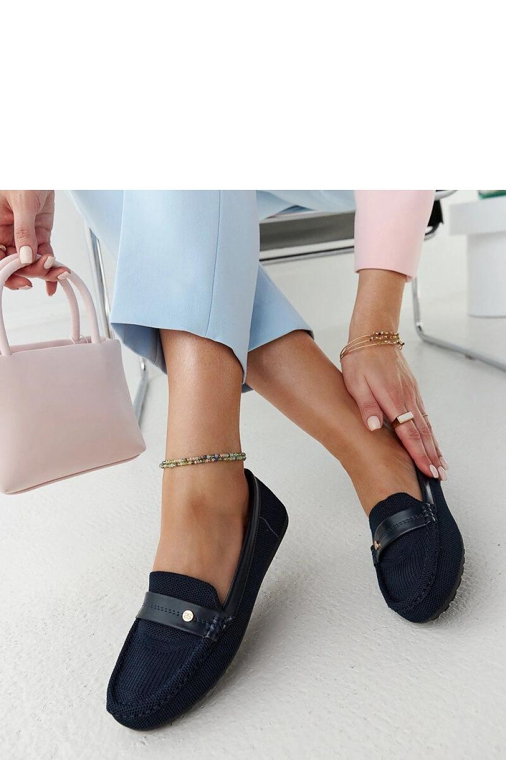 Oppdag vårt utvalg av stilfulle Svart Mokassin Solea til dame i ulike størrelser og kvalitetsmaterialer – perfekte til jobb, fritid og alle dager. Rask levering og gode priser hos MS Stylehaven. se mer!