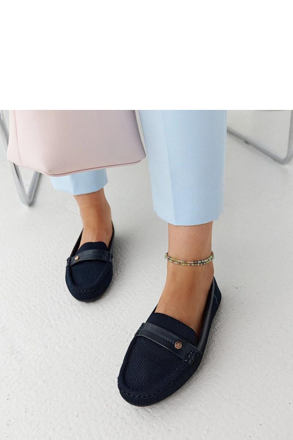 Oppdag vårt utvalg av stilfulle Blå Mokassin Solea til dame i ulike størrelser og kvalitetsmaterialer – perfekte til jobb, fritid og alle dager. Rask levering og gode priser hos MS Stylehaven. se mer!