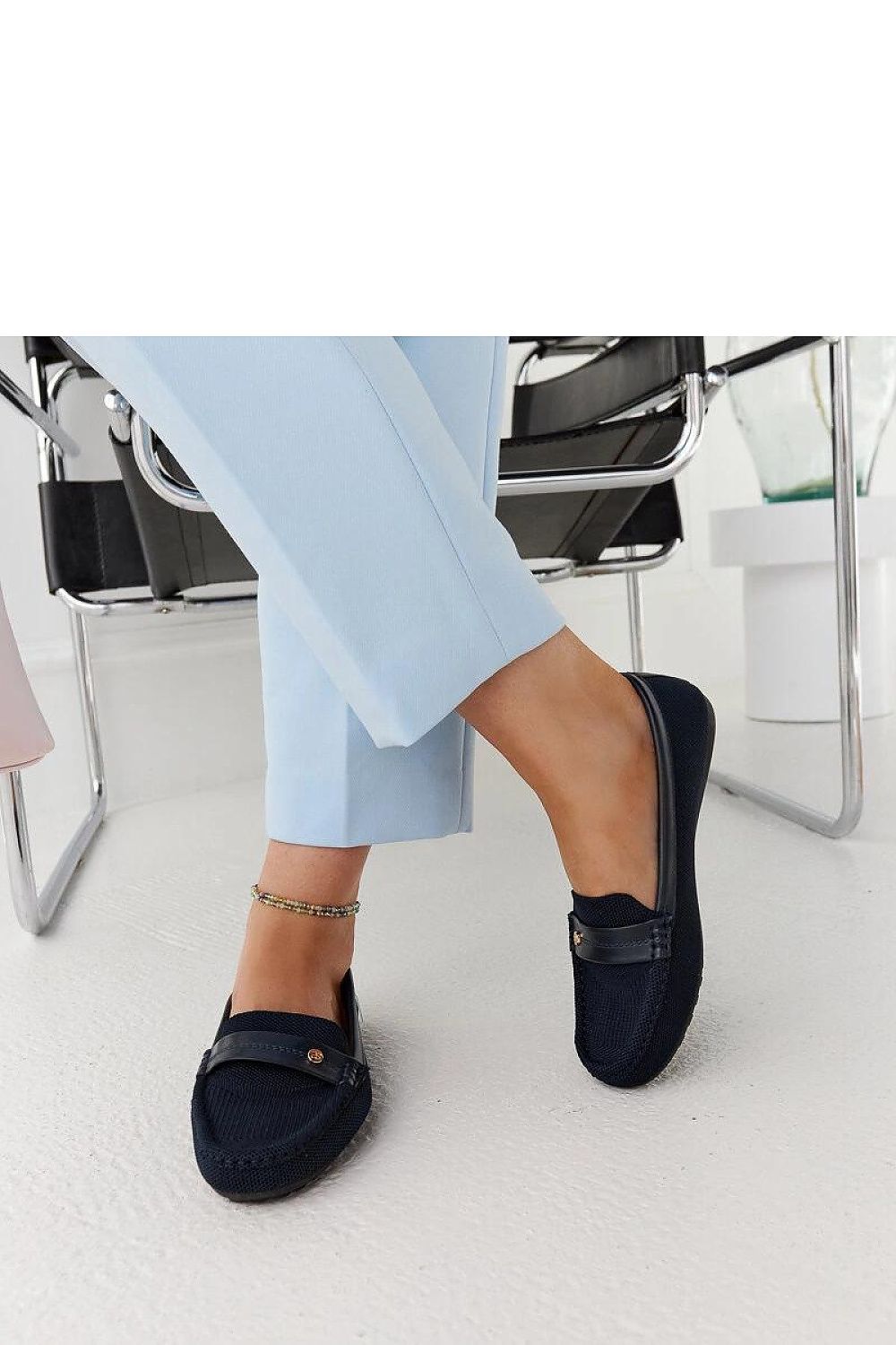 Oppdag vårt utvalg av stilfulle Blå Mokassin Solea til dame i ulike størrelser og kvalitetsmaterialer – perfekte til jobb, fritid og alle dager. Rask levering og gode priser hos MS Stylehaven. se mer!