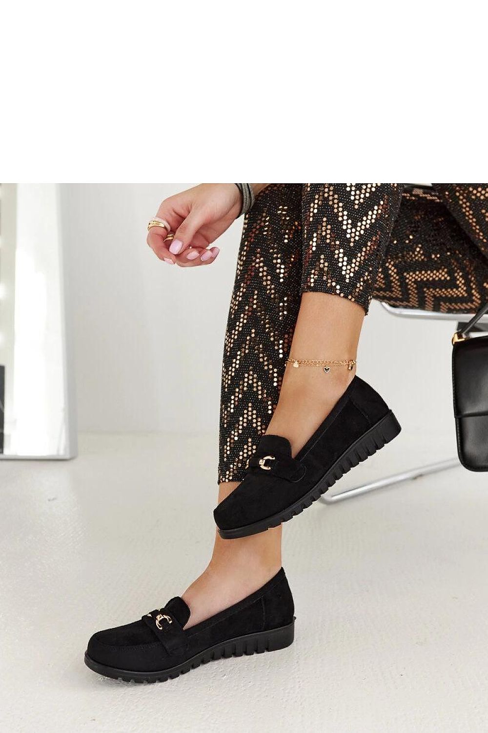 Oppdag vårt utvalg av stilfulle Svart Mokassin Solea til dame i ulike størrelser og kvalitetsmaterialer – perfekte til jobb, fritid og alle dager. Rask levering og gode priser hos MS Stylehaven. se mer!