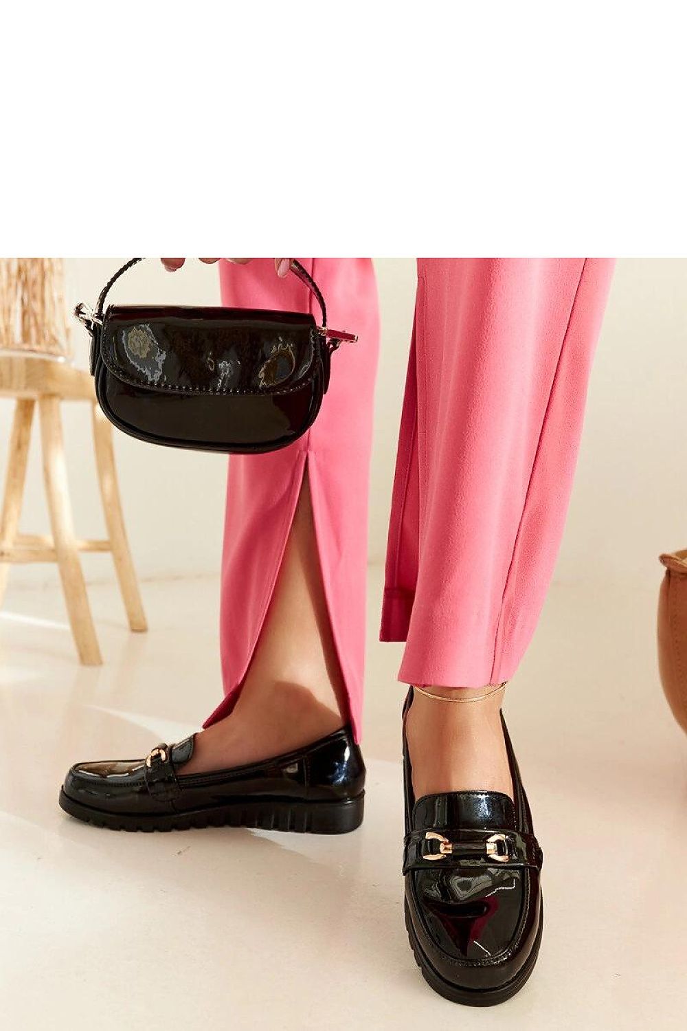 Oppdag vårt utvalg av stilfulle Svart 2 Mokassin Solea til dame i ulike størrelser og kvalitetsmaterialer – perfekte til jobb, fritid og alle dager. Rask levering og gode priser hos MS Stylehaven. se mer!