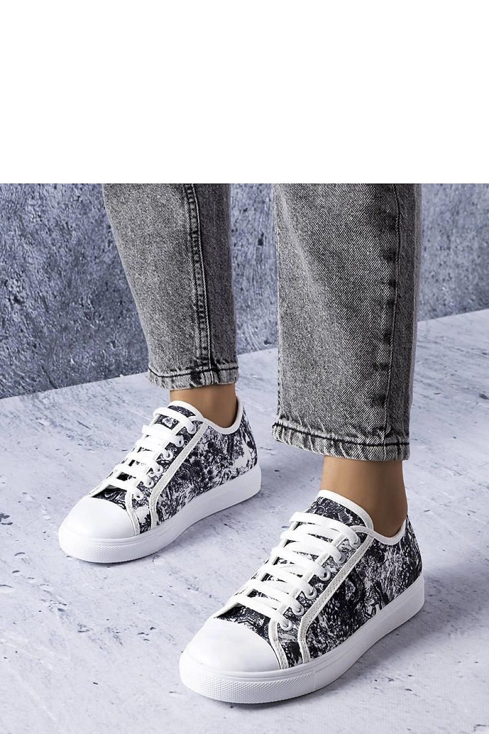Aucoin Black & White Sneakers til dame til dame fra MS StyleHaven, laget av Viskose; polyester; Polyamid, med detaljer i rubber, farge Svart, størrelse 36, med long ermer, hælhøyde low; flat, skostørrelse 36; 37; 38; 39; 40; 41, perfekt til casual