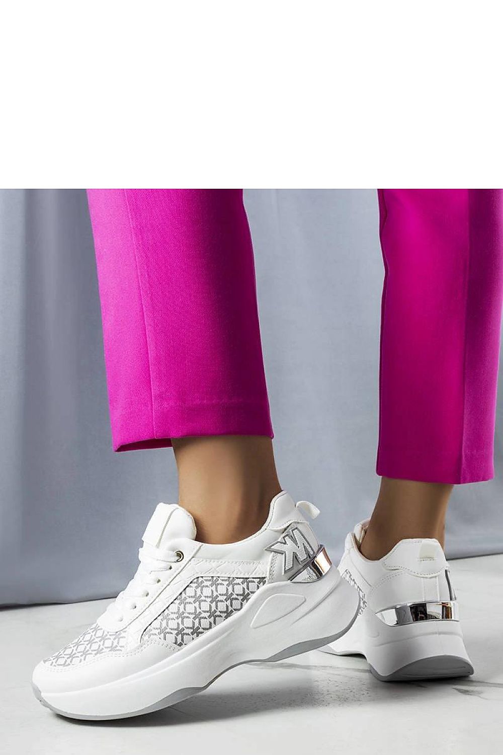 Margie Monogram hvite dame Sneakers til dame fra MS StyleHaven, laget av Viskose; polyester; Polyamid, med detaljer i rubber, farge Hvit, størrelse 36, med long ermer, hælhøyde high; flat, skostørrelse 36; 37; 38; 39; 40; 41, perfekt til casual