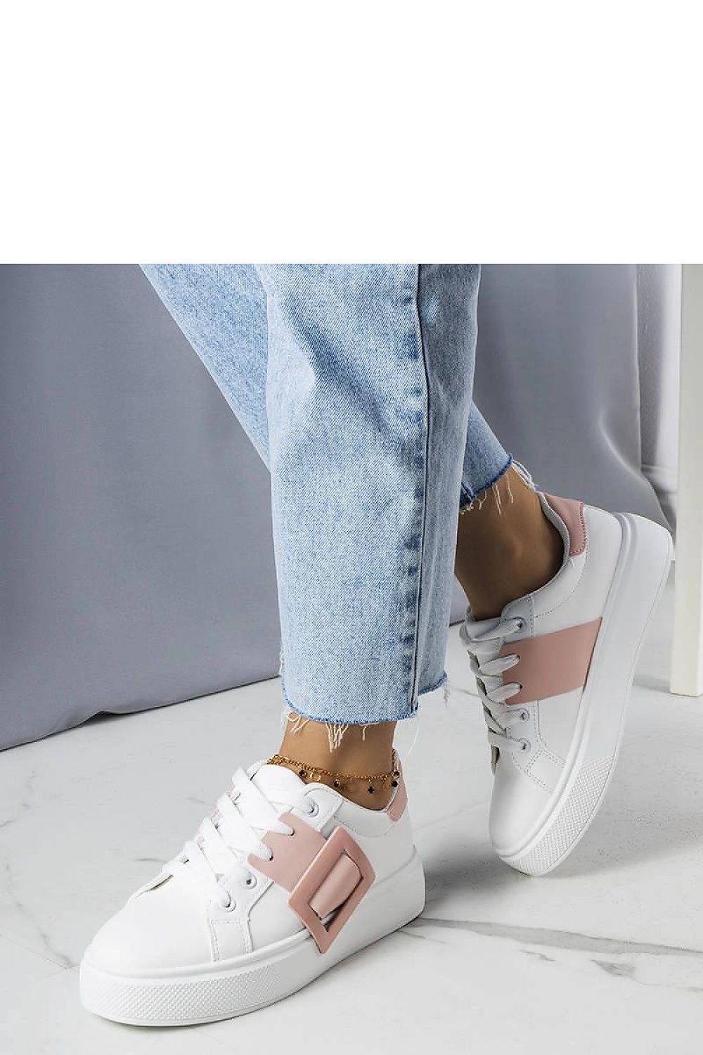 Toni hvite dame joggesko med rosa spenne til dame fra MS StyleHaven, laget av Viskose; polyester; Polyamid, med detaljer i rubber, farge Hvit, størrelse 36, med long ermer, hælhøyde low; flat, skostørrelse 36; 37; 38; 39; 40; 41, perfekt til casual