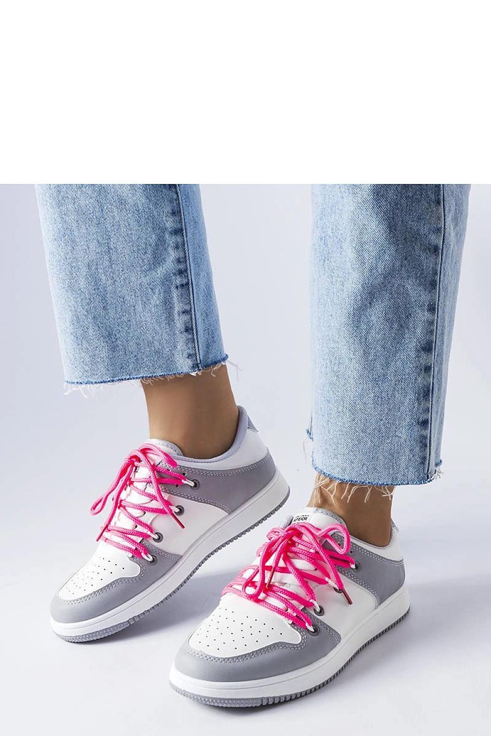 Hvite retro dame joggesko Shari – tidløs stil til dame fra MS StyleHaven, laget av Viskose; polyester; Polyamid, med detaljer i rubber, farge Hvit, størrelse 36, med long ermer, hælhøyde low; flat, skostørrelse 36; 37; 38; 39; 40; 41, perfekt til casual