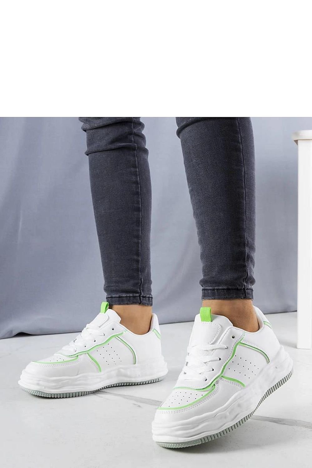 Nettie hvite joggesko til dame til dame fra MS StyleHaven, laget av Viskose; polyester; Polyamid, med detaljer i rubber, farge Hvit, størrelse 36, med long ermer, hælhøyde flat; low, skostørrelse 36; 37; 38; 39; 40; 41, perfekt til casual