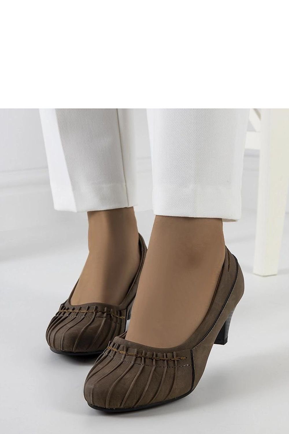 Santro Brun Pumps til dame til dame fra MS StyleHaven, laget av Viskose; polyester; Polyamid, med detaljer i faux-leather; plastic; synthetic, farge Brun, størrelse 35, med long ermer, hælhøyde mid; flat, skostørrelse 36; 37; 38; 39; 40; 41; 35, perfekt til dress