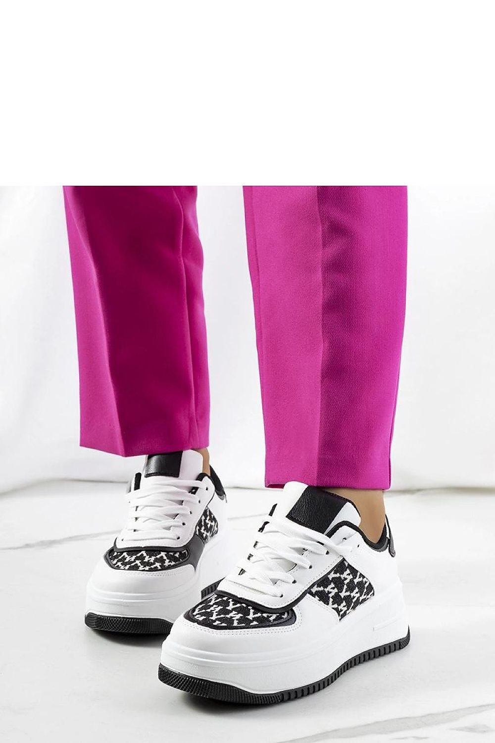Valpara hvite sneakers med høy såle til dame til dame fra MS StyleHaven, laget av Viskose; polyester; Polyamid, med detaljer i rubber, farge Hvit, størrelse 36, med long ermer, hælhøyde low; mid, skostørrelse 36; 37; 38; 39; 40; 41, perfekt til casual