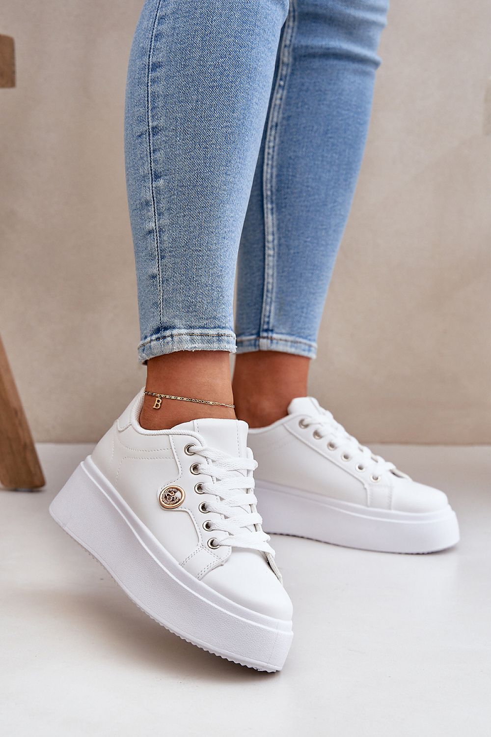 Ella Sneakers til dame til dame fra MS StyleHaven, laget av Viskose; polyester; Polyamid, med detaljer i faux-leather; suede, farge Hvit, størrelse 36, med long ermer, hælhøyde flat; low, skostørrelse 36; 37; 38; 39; 40; 41, perfekt til casual