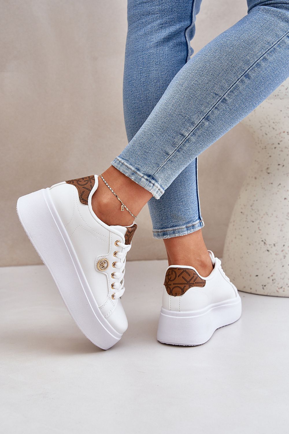 Ella Sneakers til dame til dame fra MS StyleHaven, laget av Viskose; polyester; Polyamid, farge Hvit, størrelse 41, med long ermer, perfekt til casual