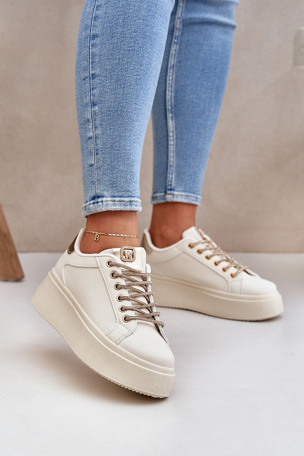 Liora Sneakers til dame - hverdagskomfort til dame fra MS StyleHaven, laget av Viskose; polyester; Polyamid, med detaljer i faux-leather; suede, farge beige, størrelse 36, med long ermer, hælhøyde low; flat, skostørrelse 36; 37; 38; 39; 40; 41, perfekt til casual