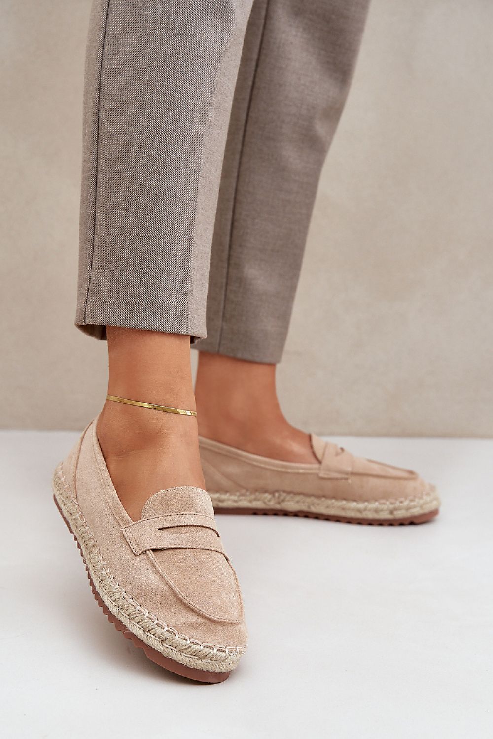Espadriller i øko-semsket skinn til dame til dame fra MS StyleHaven, laget av Viskose; polyester; Polyamid, med detaljer i suede; synthetic, farge beige, størrelse 36, med long ermer, hælhøyde flat, skostørrelse 36; 38; 37; 39; 40; 41, perfekt til dress; casual
