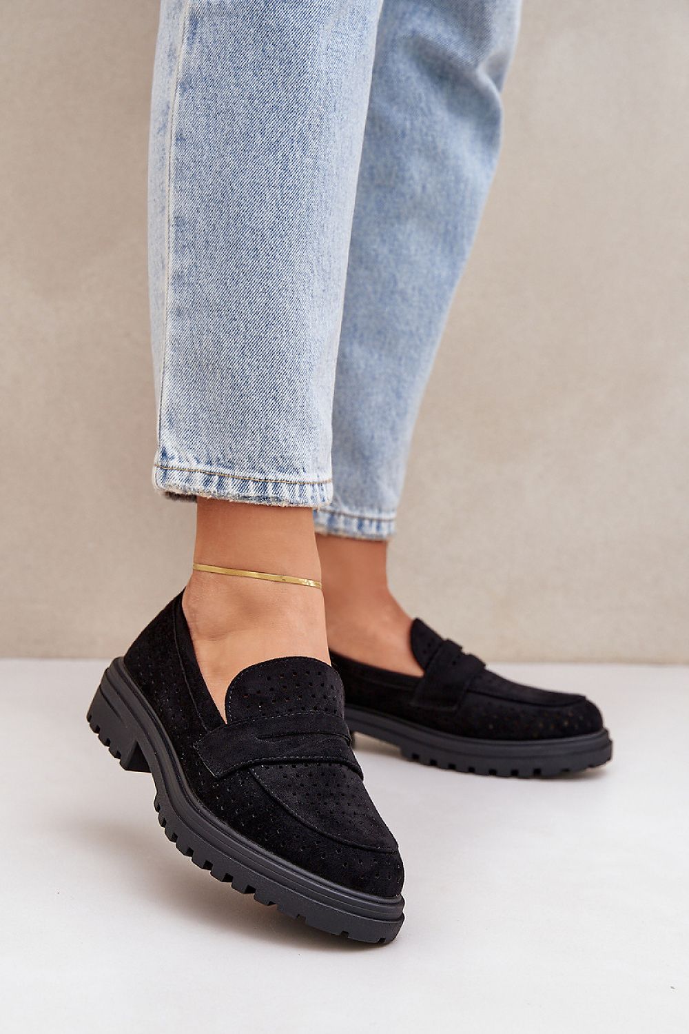 Mokkasiner til dame med perforert overdel – øko semsket til dame fra MS StyleHaven, laget av Viskose; polyester; Polyamid, med detaljer i suede; faux-leather, farge Svart, størrelse 36, med long ermer, hælhøyde low; flat, skostørrelse 36; 37; 38; 39; 40; 41, perfekt til casual; dress