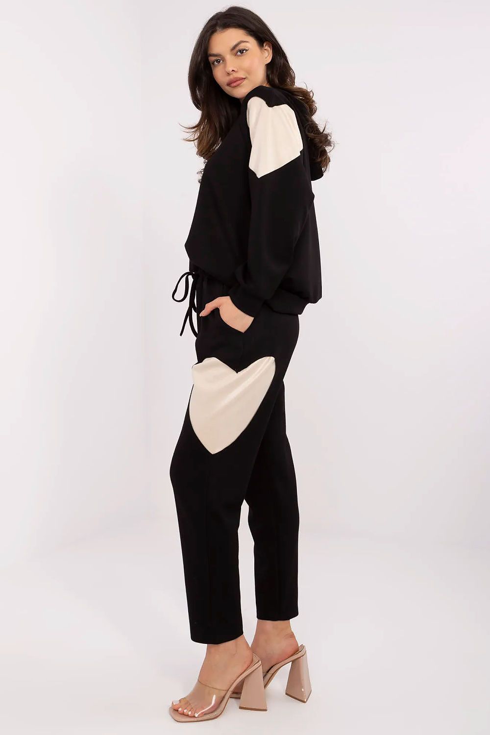 Oppdag vårt utvalg av stilfulle Beige Sett Italia Moda til dame i ulike størrelser og kvalitetsmaterialer – perfekte til jobb, fritid og alle dager. Rask levering og gode priser hos MS Stylehaven. se mer!