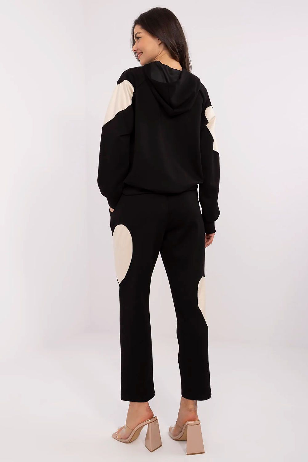 Oppdag vårt utvalg av stilfulle Beige 2 Sett Italia Moda til dame i ulike størrelser og kvalitetsmaterialer – perfekte til jobb, fritid og alle dager. Rask levering og gode priser hos MS Stylehaven. se mer!