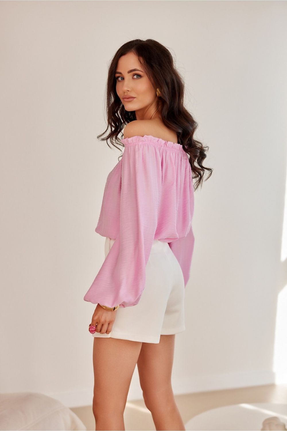 Off-Shoulder romantisk bluse - Roco   with Puffy Sleeves & Rose – Roco Fashion fra MS StyleHaven, størrelse 40, med long, bukselengde long, kjolelengde maxi, kjolestil flared; gown