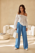 Off-Shoulder romantisk bluse - Roco   with Puffy Sleeves & Rose – Roco Fashion fra MS StyleHaven, størrelse 38, med long, bukselengde long, kjolelengde maxi, kjolestil flared; gown