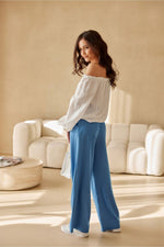 Off-Shoulder romantisk bluse - Roco   with Puffy Sleeves & Rose – Roco Fashion fra MS StyleHaven, størrelse 40, med long, bukselengde long, kjolelengde maxi, kjolestil flared; gown