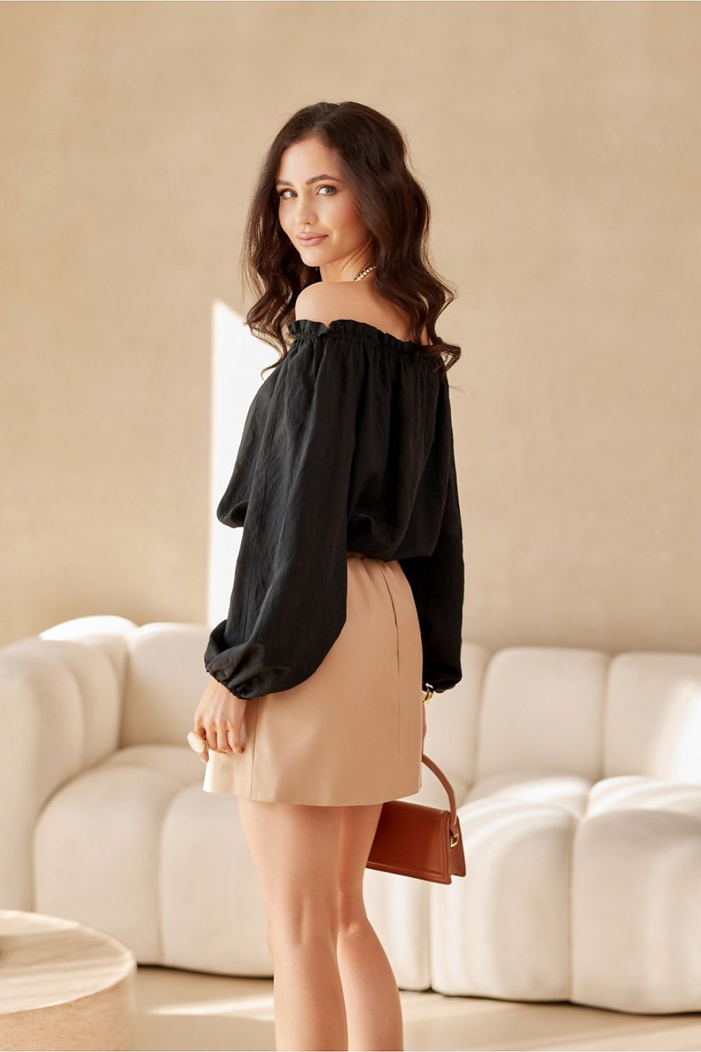 Off-Shoulder romantisk bluse - Roco   with Puffy Sleeves & Rose – Roco Fashion fra MS StyleHaven, størrelse 40, med long, bukselengde long, kjolelengde maxi, kjolestil flared; gown