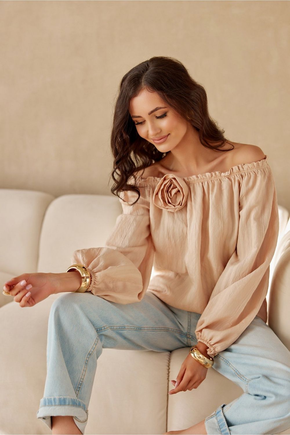 Off-Shoulder romantisk bluse - Roco   with Puffy Sleeves & Rose – Roco Fashion fra MS StyleHaven, størrelse 36, med long, bukselengde long, kjolelengde maxi, kjolestil flared; gown