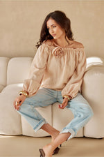 Off-Shoulder romantisk bluse - Roco   with Puffy Sleeves & Rose – Roco Fashion fra MS StyleHaven, størrelse 38, med long, bukselengde long, kjolelengde maxi, kjolestil flared; gown