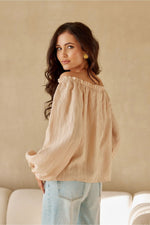 Off-Shoulder romantisk bluse - Roco   with Puffy Sleeves & Rose – Roco Fashion fra MS StyleHaven, størrelse 40, med long, bukselengde long, kjolelengde maxi, kjolestil flared; gown
