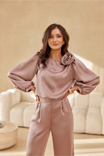 Evelyn – satengblusen med puffede ermene - Roco Fashion fra MS StyleHaven, størrelse 40, med long, bukselengde long, kjolelengde midi, kjolestil wrap; a-line