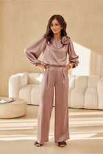 Evelyn – satengblusen med puffede ermene - Roco Fashion fra MS StyleHaven, størrelse 42, med long, bukselengde long, kjolelengde midi, kjolestil wrap; a-line