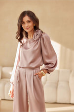 Evelyn – satengblusen med puffede ermene - Roco Fashion fra MS StyleHaven, størrelse 38, med long, bukselengde long, kjolelengde midi, kjolestil wrap; a-line