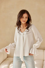 Amara bluse – myk femininitet med romantiske detaljer - Roco Fashion fra MS StyleHaven, størrelse 36, med long, bukselengde long, kjolelengde mini, kjolestil wrap; a-line