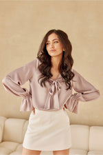 Amara bluse – myk femininitet med romantiske detaljer - Roco Fashion fra MS StyleHaven, størrelse 40, med long, bukselengde long, kjolelengde mini, kjolestil wrap; a-line