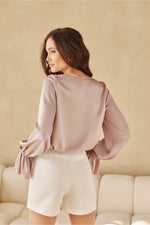 Amara bluse – myk femininitet med romantiske detaljer - Roco Fashion fra MS StyleHaven, størrelse 36, med long, bukselengde long, kjolelengde mini, kjolestil wrap; a-line