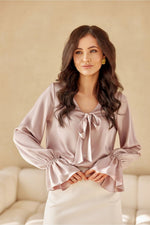 Amara bluse – myk femininitet med romantiske detaljer - Roco Fashion fra MS StyleHaven, størrelse 38, med long, bukselengde long, kjolelengde mini, kjolestil wrap; a-line