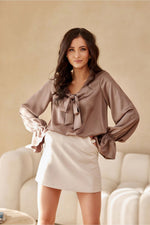 Amara bluse – myk femininitet med romantiske detaljer - Roco Fashion fra MS StyleHaven, størrelse 40, med long, bukselengde long, kjolelengde mini, kjolestil wrap; a-line