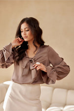 Amara bluse – myk femininitet med romantiske detaljer - Roco Fashion fra MS StyleHaven, størrelse 36, med long, bukselengde long, kjolelengde mini, kjolestil wrap; a-line