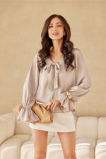 Amara bluse – myk femininitet med romantiske detaljer - Roco Fashion fra MS StyleHaven, størrelse 36, med long, bukselengde long, kjolelengde mini, kjolestil wrap; a-line