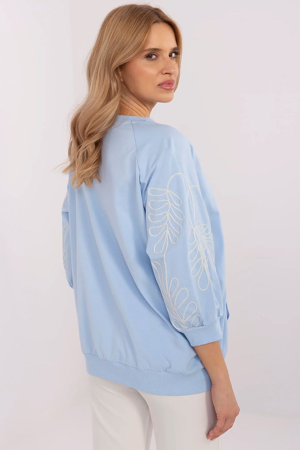 Oppdag vårt utvalg av stilfulle Beige Genser - Relevance til dame i ulike størrelser og kvalitetsmaterialer – perfekte til jobb, fritid og alle dager. Rask levering og gode priser hos MS Stylehaven. se mer!