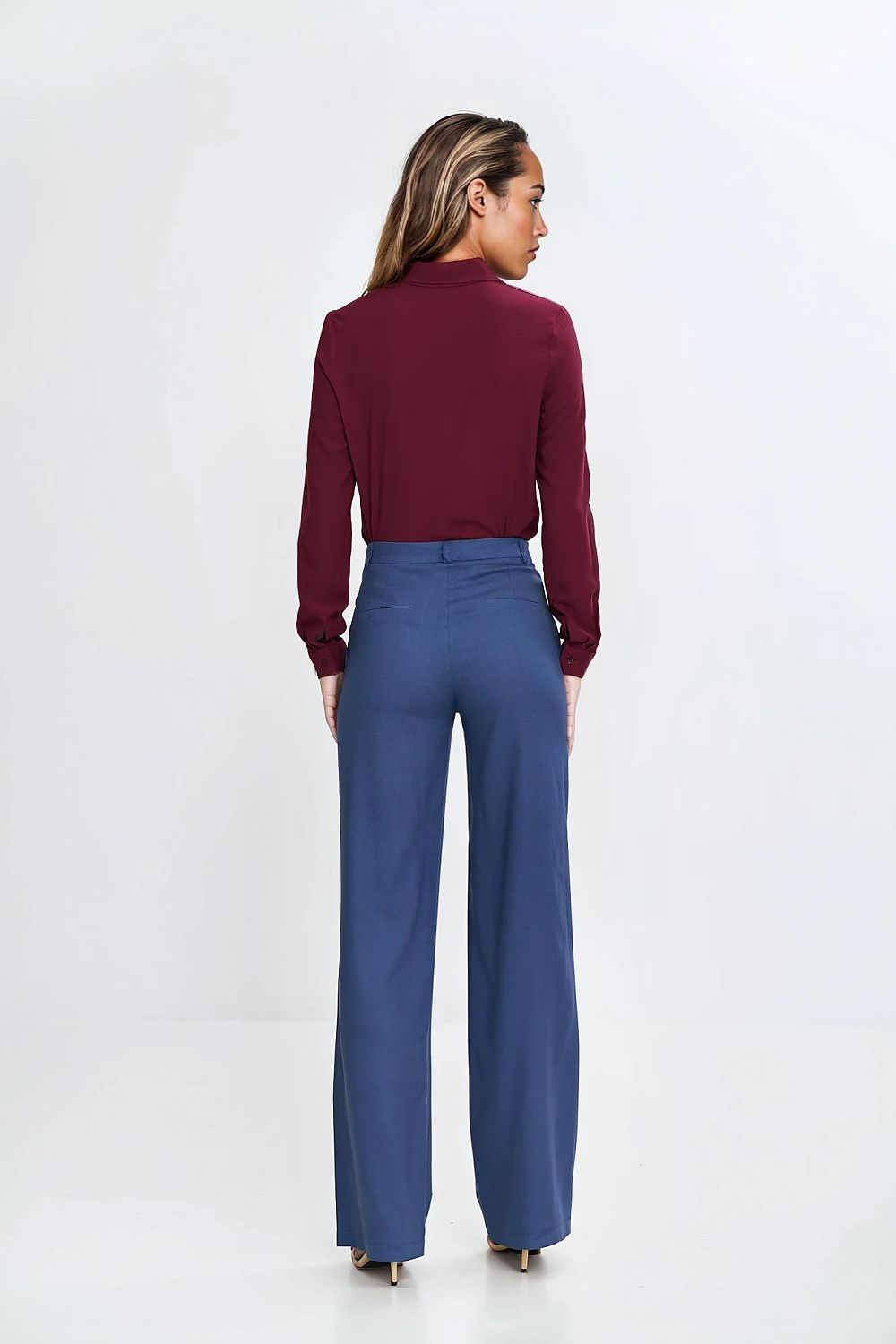 Oppdag vårt utvalg av stilfulle Rød Langermet skjorte Nife til dame i ulike størrelser og kvalitetsmaterialer – perfekte til jobb, fritid og alle dager. Rask levering og gode priser hos MS Stylehaven. se mer!