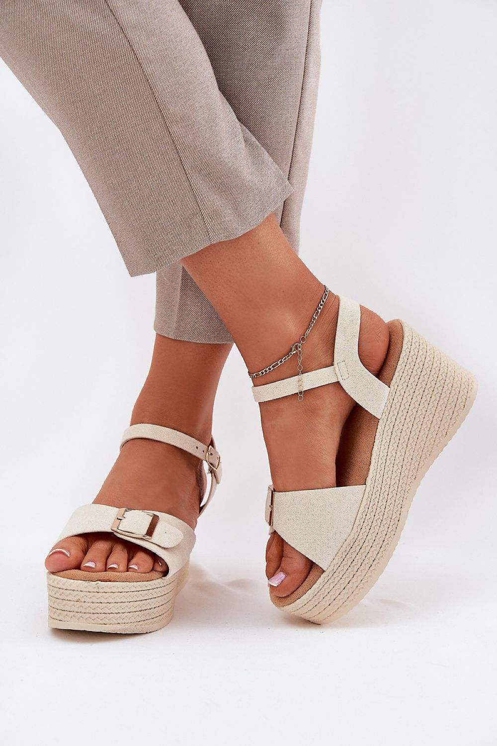 Buskin Step in Style til dame fra MS StyleHaven, laget av Bomull, med detaljer i suede, farge beige, størrelse 36, med short ermer, hælhøyde mid; high, skostørrelse 36; 37; 38; 39; 40; 41, perfekt til casual; dress