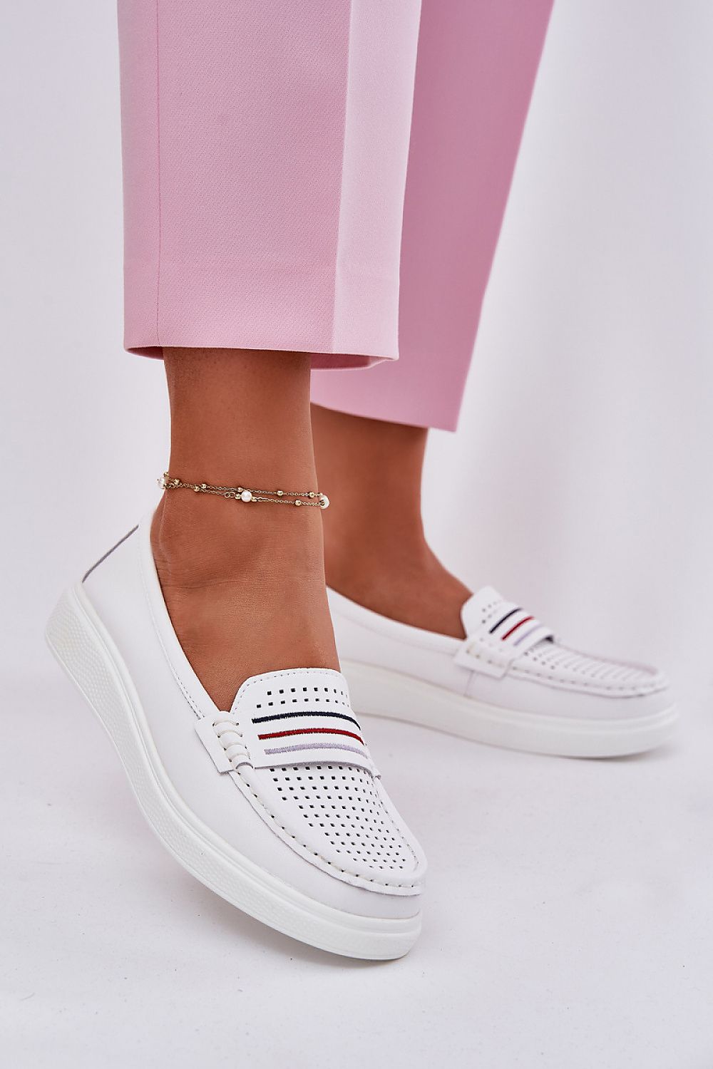 Mocassin Step in Style til dame fra MS StyleHaven, laget av Bomull, med detaljer i leather, farge Hvit, størrelse 36, med short ermer, hælhøyde flat, skostørrelse 36; 37; 38; 39; 40; 41, perfekt til casual