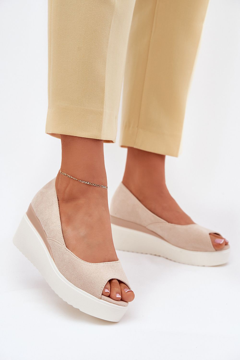 Buskin Step in Style til dame fra MS StyleHaven, laget av Bomull, med detaljer i faux-leather, farge beige, størrelse 36, med short ermer, hælhøyde low, skostørrelse 36; 37; 38; 39; 40; 41, perfekt til casual