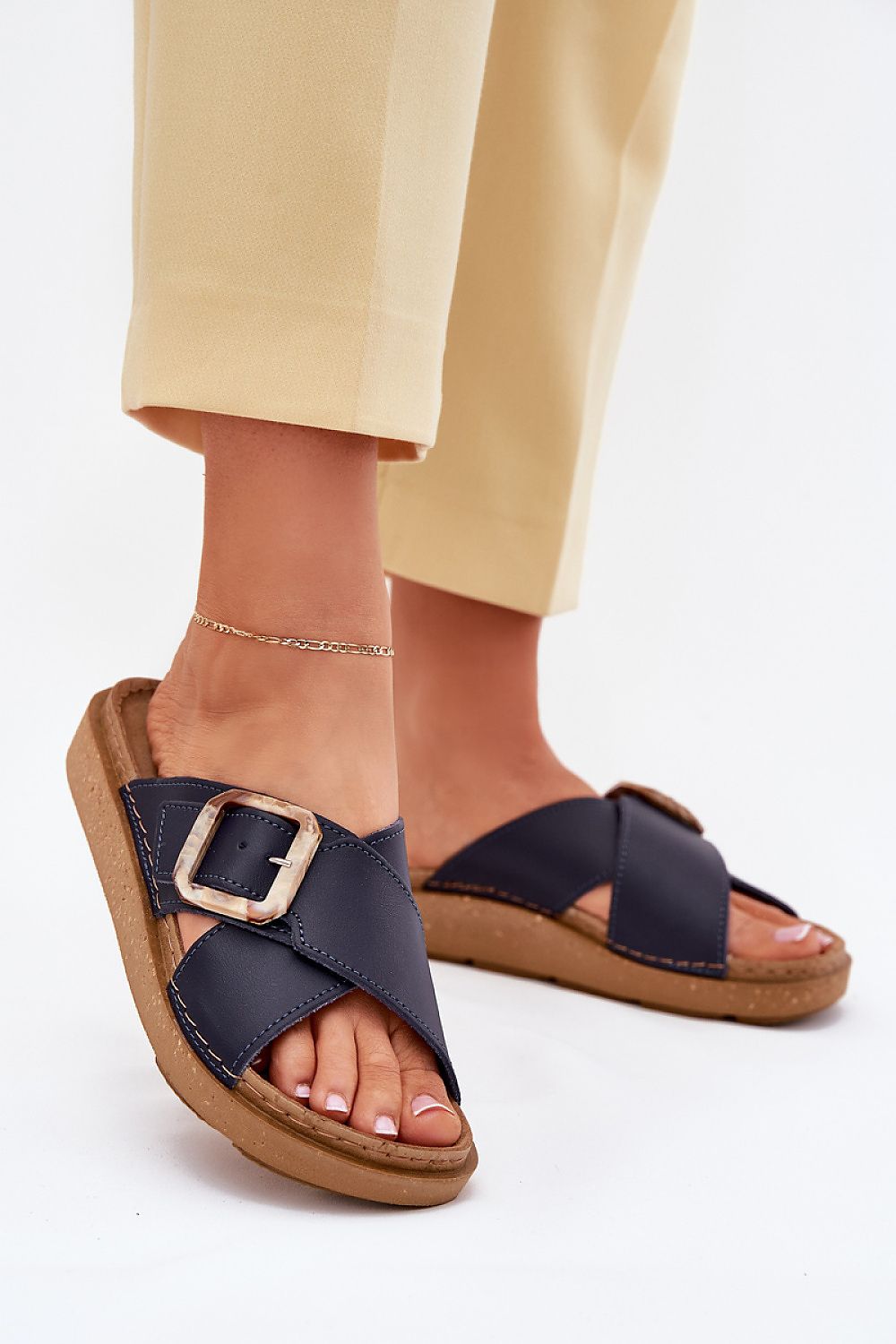 Flip-flops Step in Style til dame fra MS StyleHaven, laget av Bomull, med detaljer i leather, farge Marineblå, størrelse 36, med short ermer, hælhøyde low, skostørrelse 36; 37; 38; 39; 40; 41, perfekt til casual