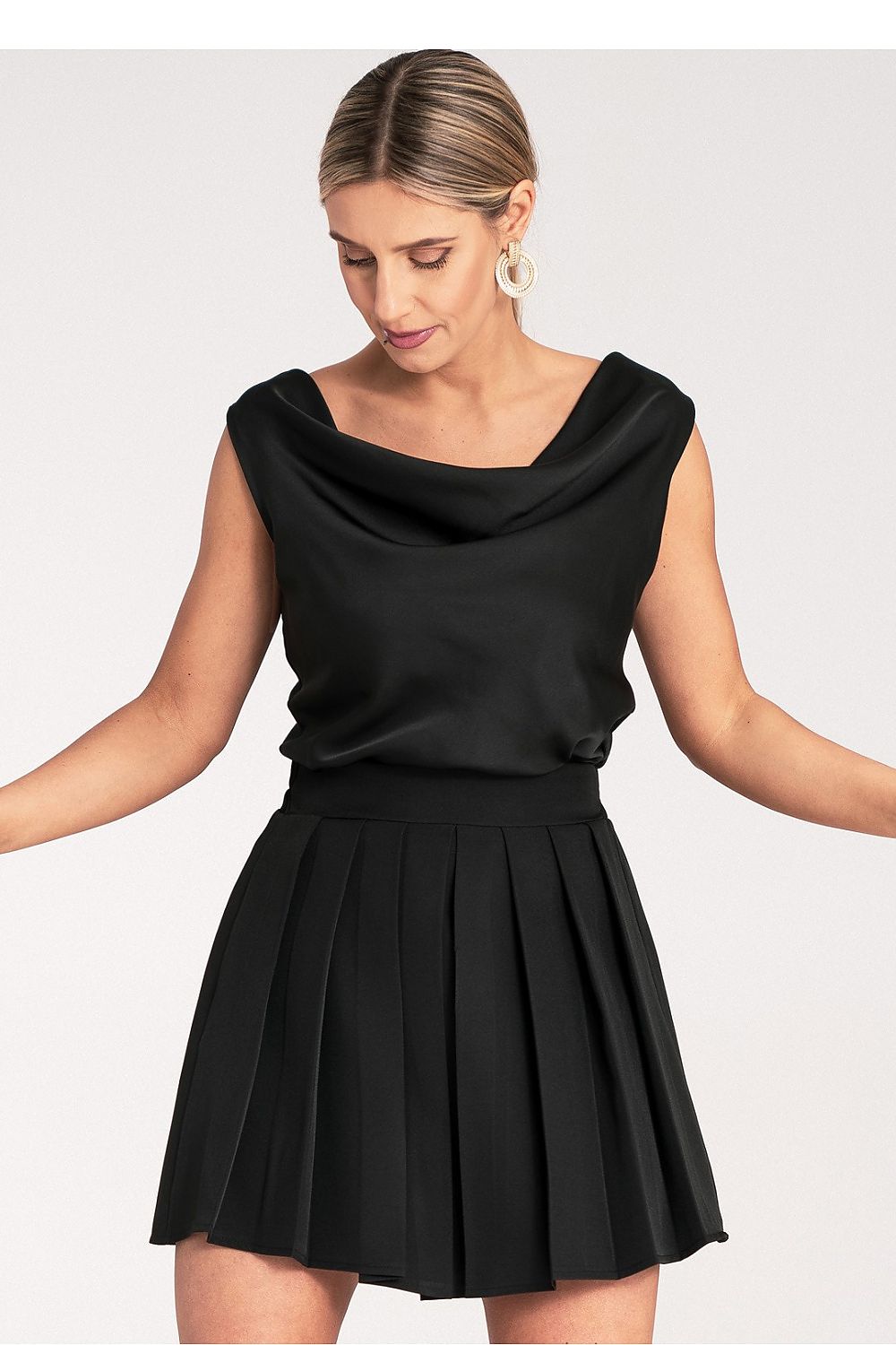 Kort skjørt Figl til dame fra MS StyleHaven, laget av polyester, farge Svart, størrelse S/M, med 3-4; long ermer, mini lengde, perfekt til dress