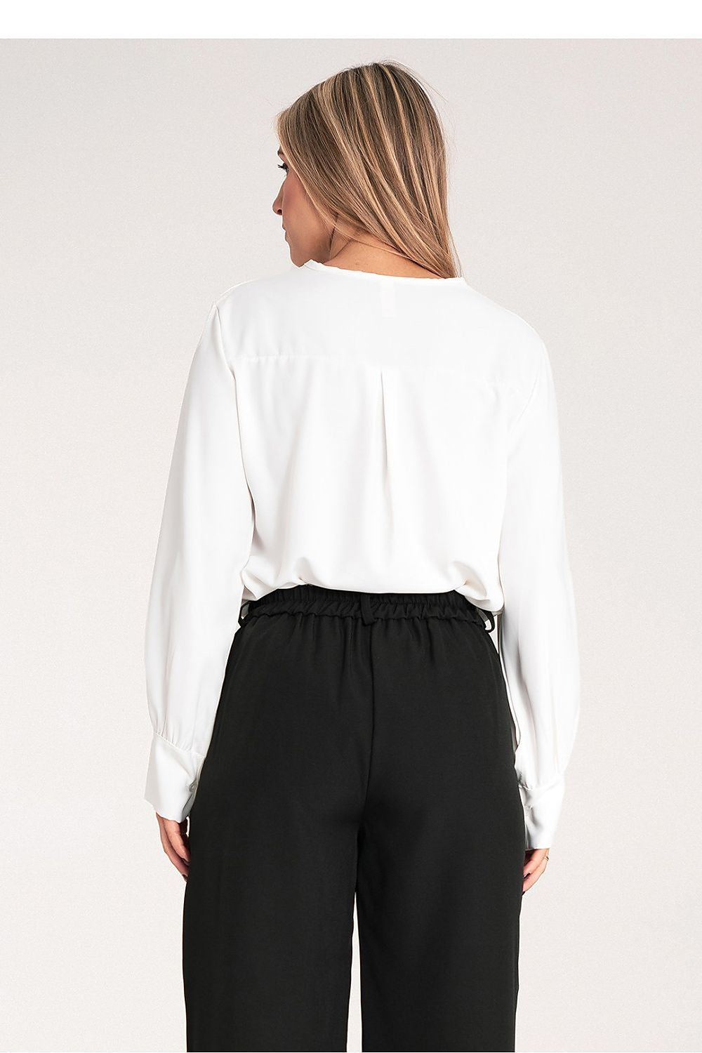 Bluse Figl til dame fra MS StyleHaven, laget av polyester, farge Hvit, størrelse S/M, med long ermer, perfekt til dress