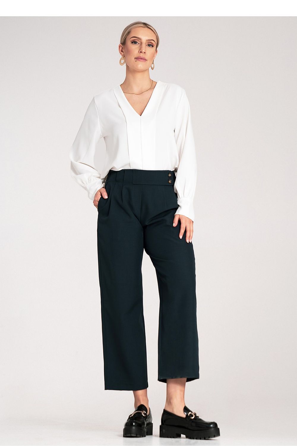 Damebukser Figl til dame fra MS StyleHaven, laget av polyester, farge Marineblå, størrelse S/M, med long ermer, bukselengde cropped, perfekt til dress
