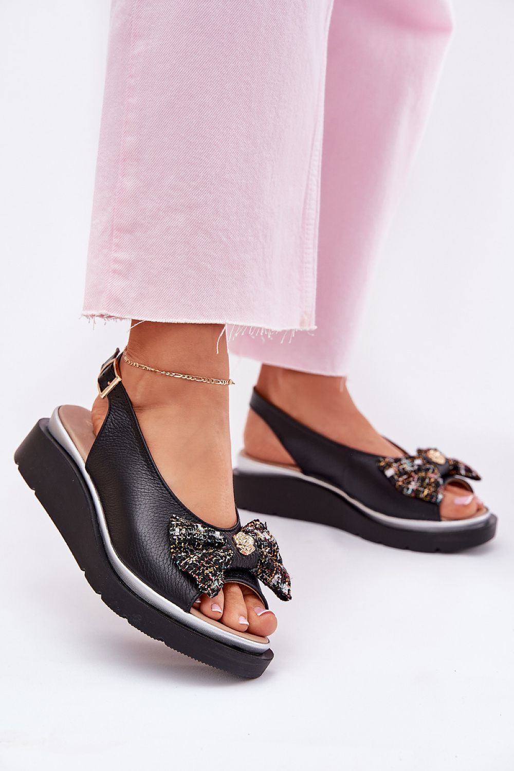 Buskin Step in Style til dame fra MS StyleHaven, laget av Bomull, med detaljer i leather, farge Svart, størrelse 36, med short ermer, hælhøyde flat; low, skostørrelse 36; 37; 38; 39; 40; 41, perfekt til casual; dress