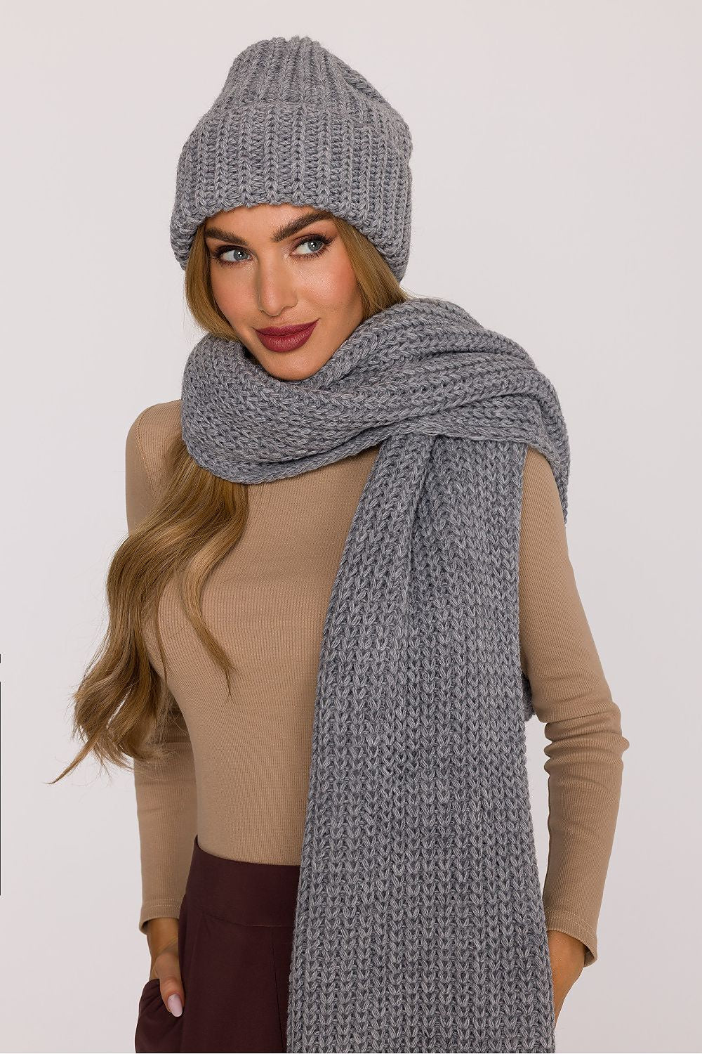 Oppdag vårt utvalg av stilfulle Beige Sjal Moe til dame i ulike størrelser og kvalitetsmaterialer , perfekte til jobb; fritid og alle dager. Rask levering og gode priser hos MS Stylehaven. se mer!